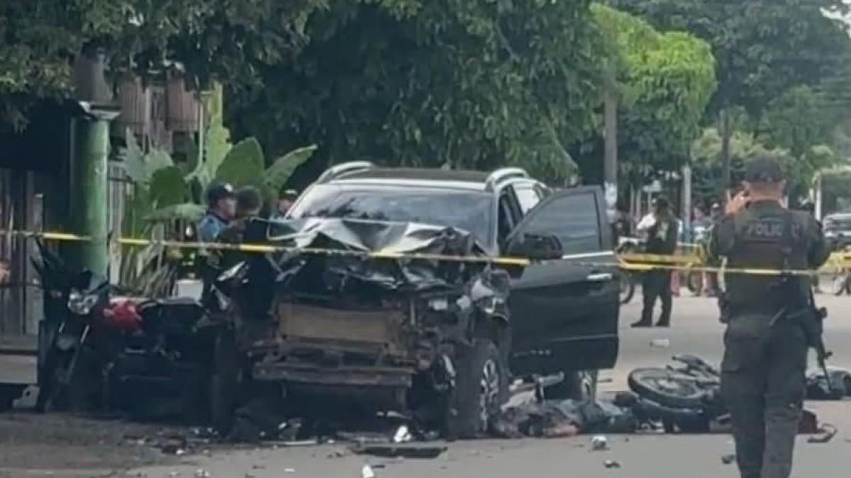 Tres personas murieron y cuatro más resultaron heridas cuando fueron conducidos por un vehículo militar en la línea de meta

 – Ojo critico