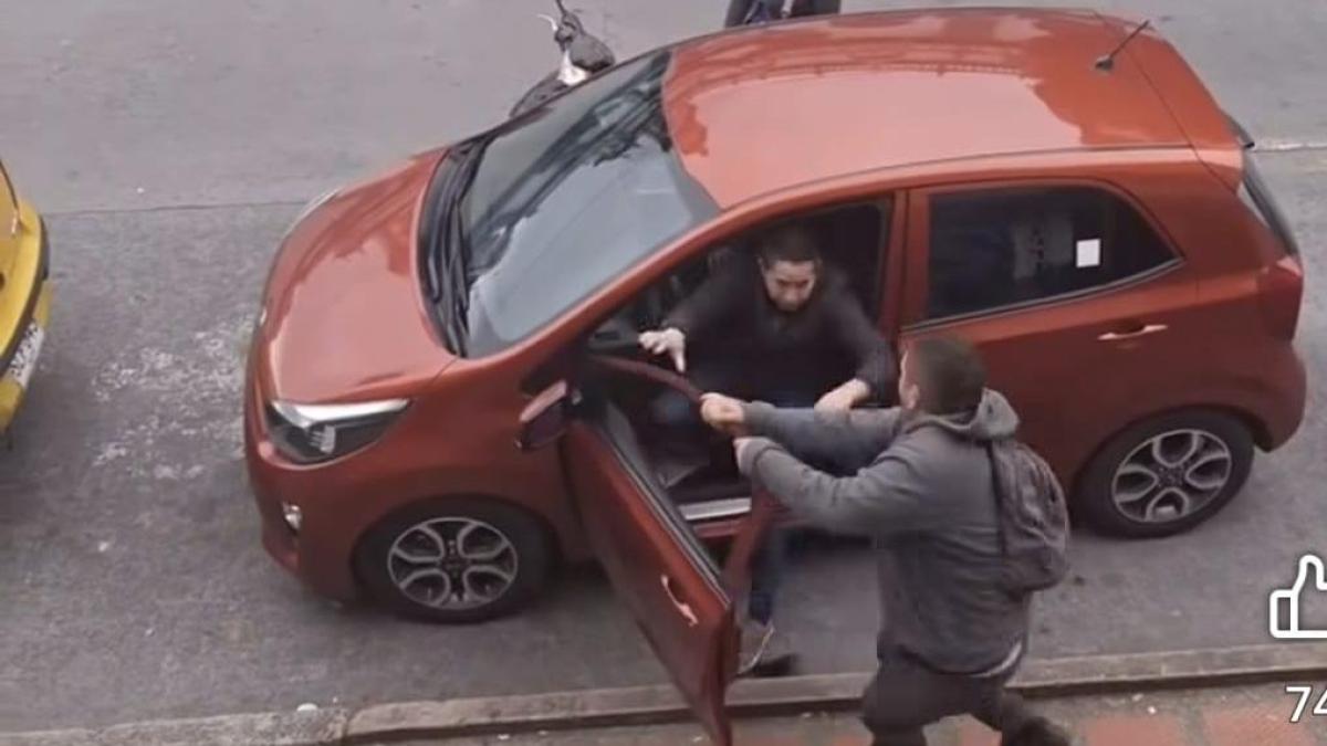 Rechazan la brutal paliza de un motociclista contra un conductor de automóvil en la hierba, aparentemente de burla

 – Ojo critico