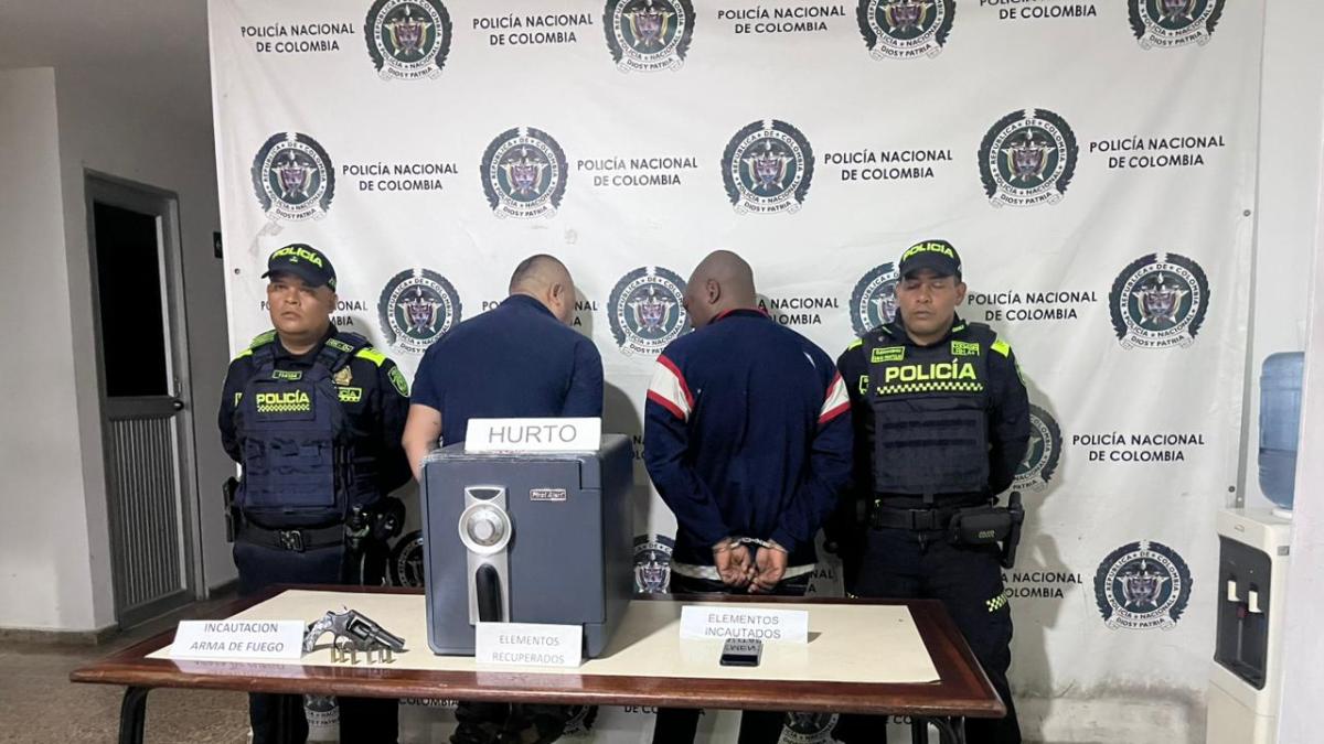 De esta manera, la policía capturó a dos ladrones de la caja fuerte, entre las flechas

 – Ojo critico