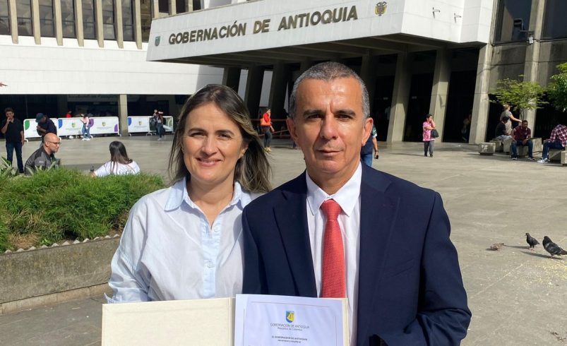 El gobernador de Antioquia le dio a Ramón Cendoya como un destacado ministro de Rionegro

 – Ojo critico