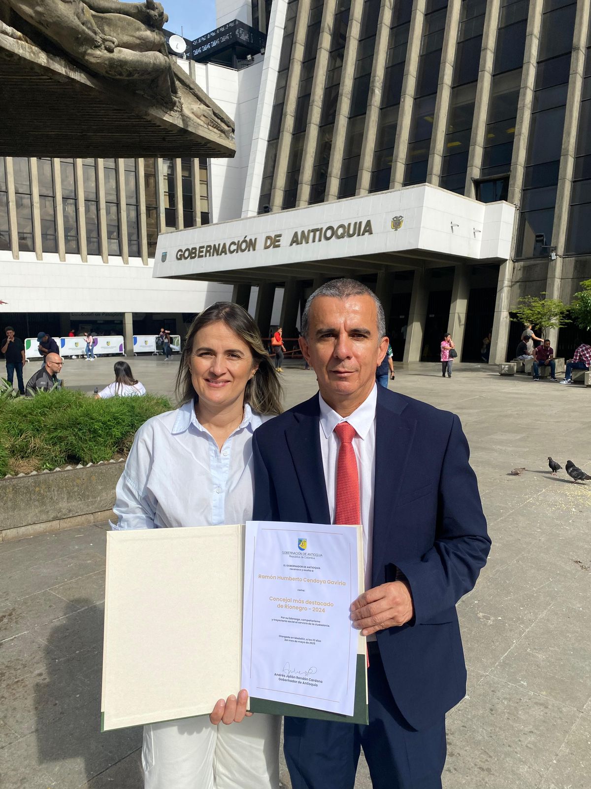 El gobernador de Antioquia le dio a Ramón Cendoya como un destacado ministro de Rionegro

 – Ojo critico