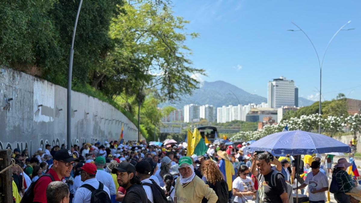 Puerta del Sol está cerrada, los vehículos viajan contra

 – Ojo critico