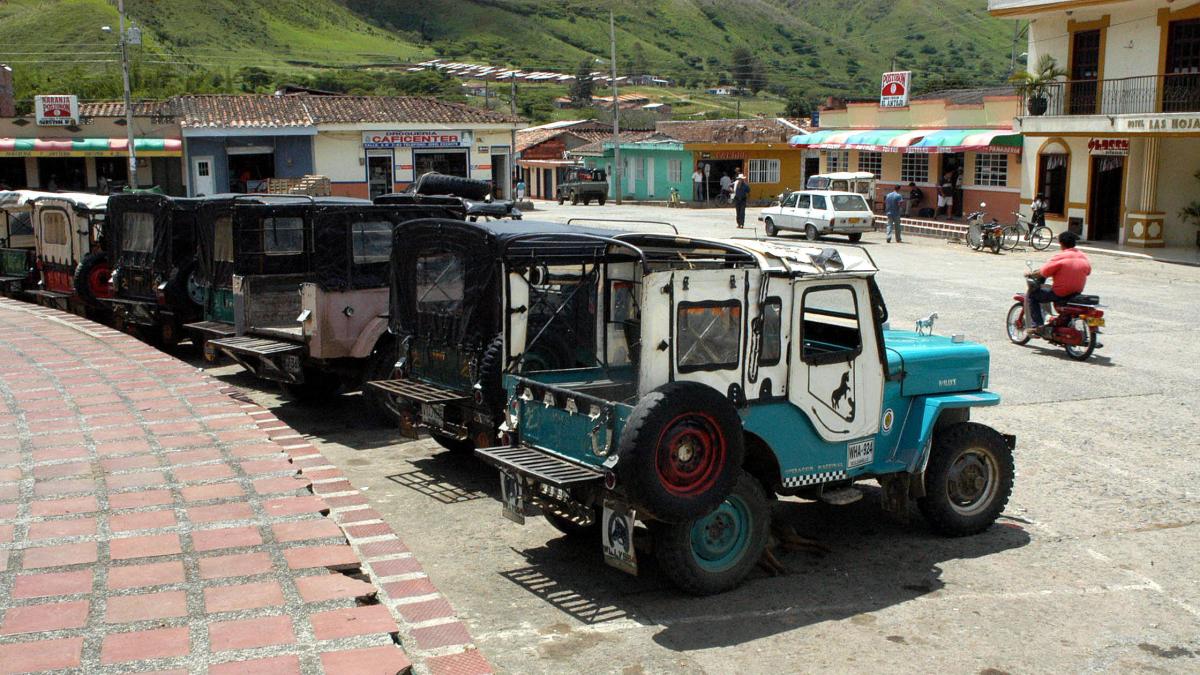 Los hombres armados viajarían por la comuna en diez motocicletas y amenazaban a los comerciantes

 – Ojo critico