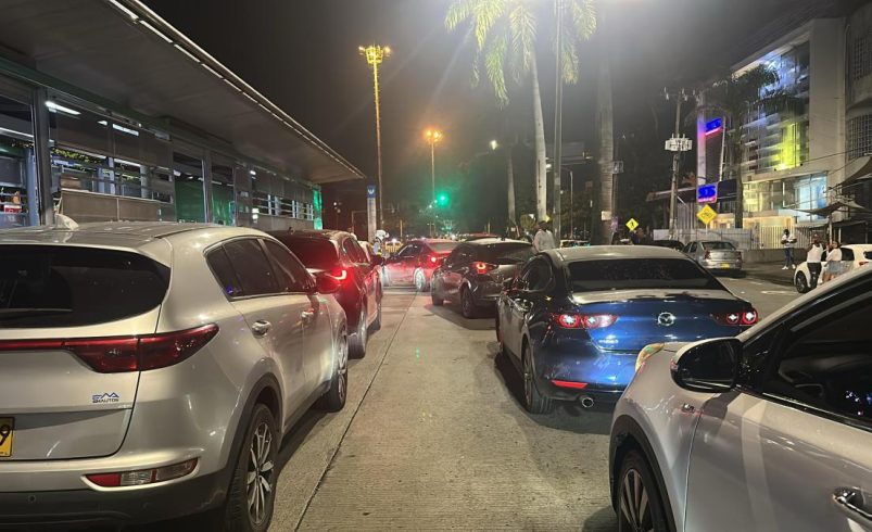 Multas para propietarios de más de 60 autos por estacionarlos en mi carril exclusivo mientras había rumba

 – Ojo critico