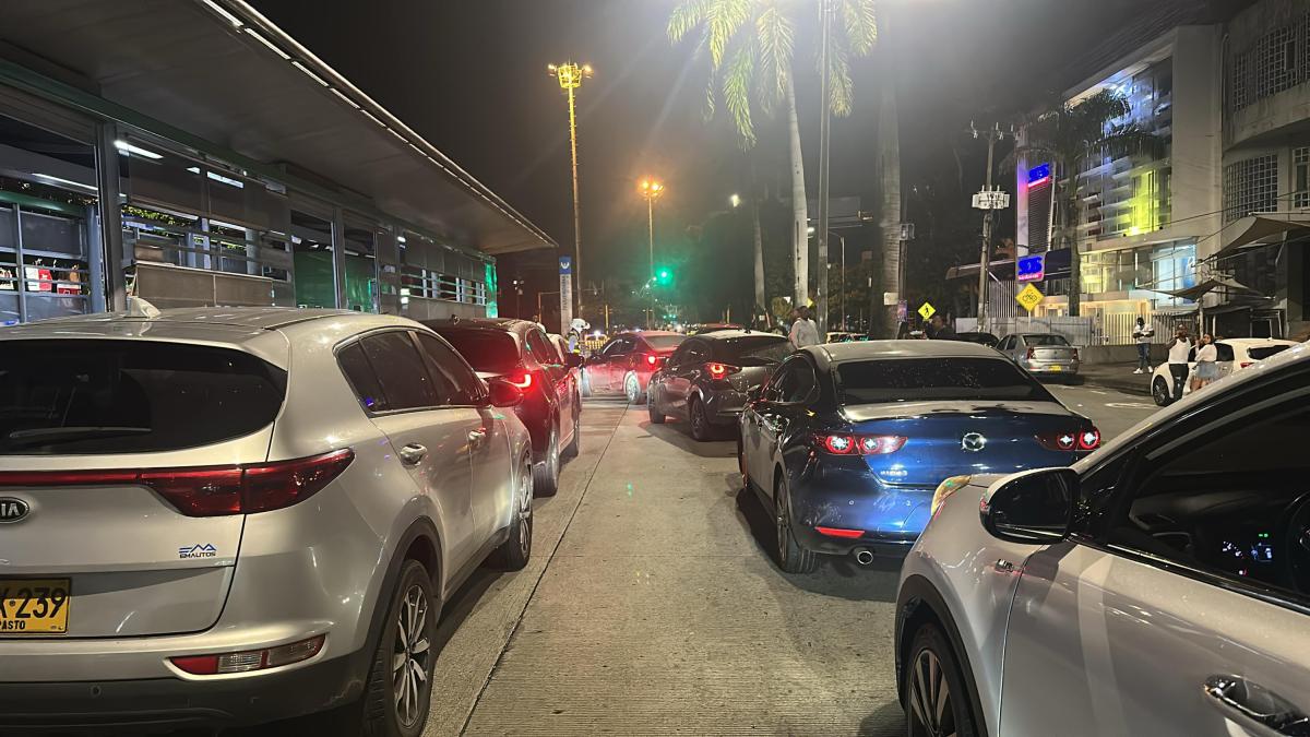 Multas para propietarios de más de 60 autos por estacionarlos en mi carril exclusivo mientras había rumba

 – Ojo critico