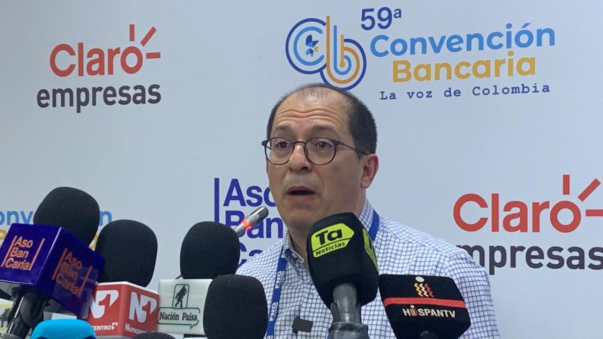 Francisco Barbosa, un ex general de la nación, anuncia oficialmente que buscará una presidencia en 2026.

 – Ojo critico