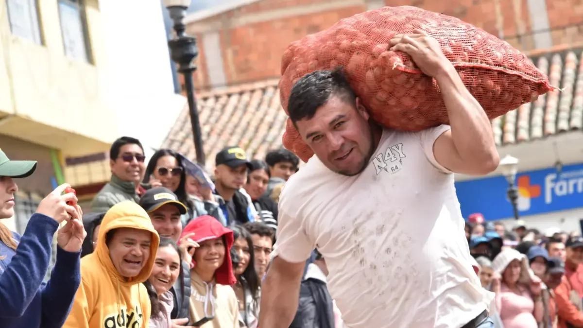 Campesinos en Samacá, Boyacá, celebran su día compitiendo en una carrera con un bulto de papa al hombro – Ojo critico