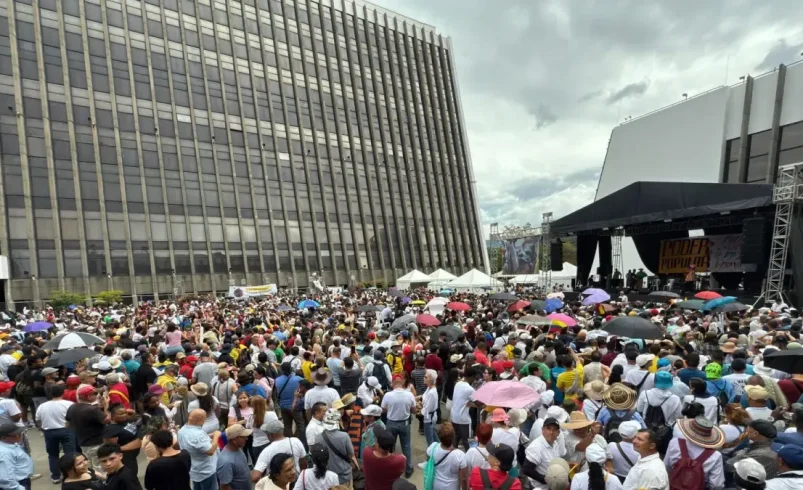 Esta es la atmósfera en el Alpujarr, en Medellín, para el evento de la paz del presidente de la ciudad, Gustavo Petro,

 – Ojo critico