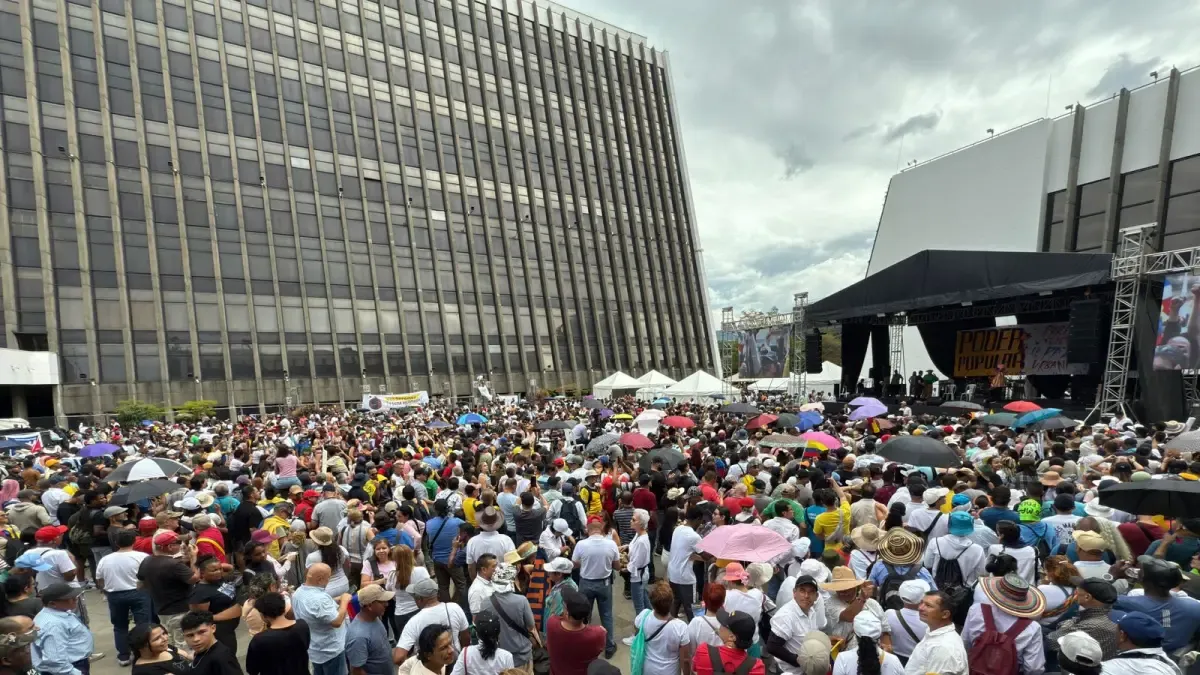 Esta es la atmósfera en el Alpujarr, en Medellín, para el evento de la paz del presidente de la ciudad, Gustavo Petro,

 – Ojo critico