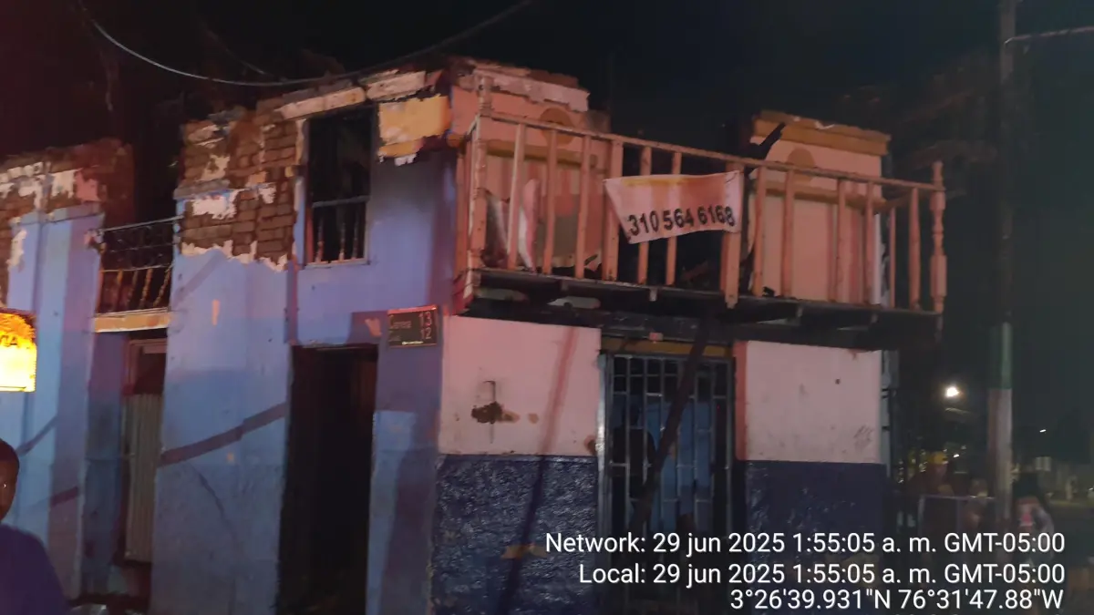Los incendios malvados consumieron al inquilino y parte de la casa en el centro y en el este de todo: la persona murió

 – Ojo critico