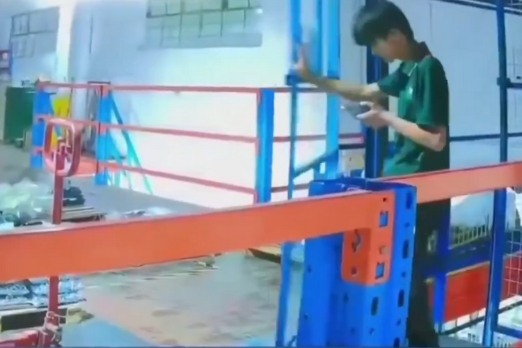 Para caminar por el teléfono móvil, un trabajador casi va al cielo; El absurdo accidente laboral se registró en China

 – Ojo critico