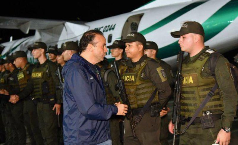 Alejandro Eder, después de recibir 100 policías

 – Ojo critico