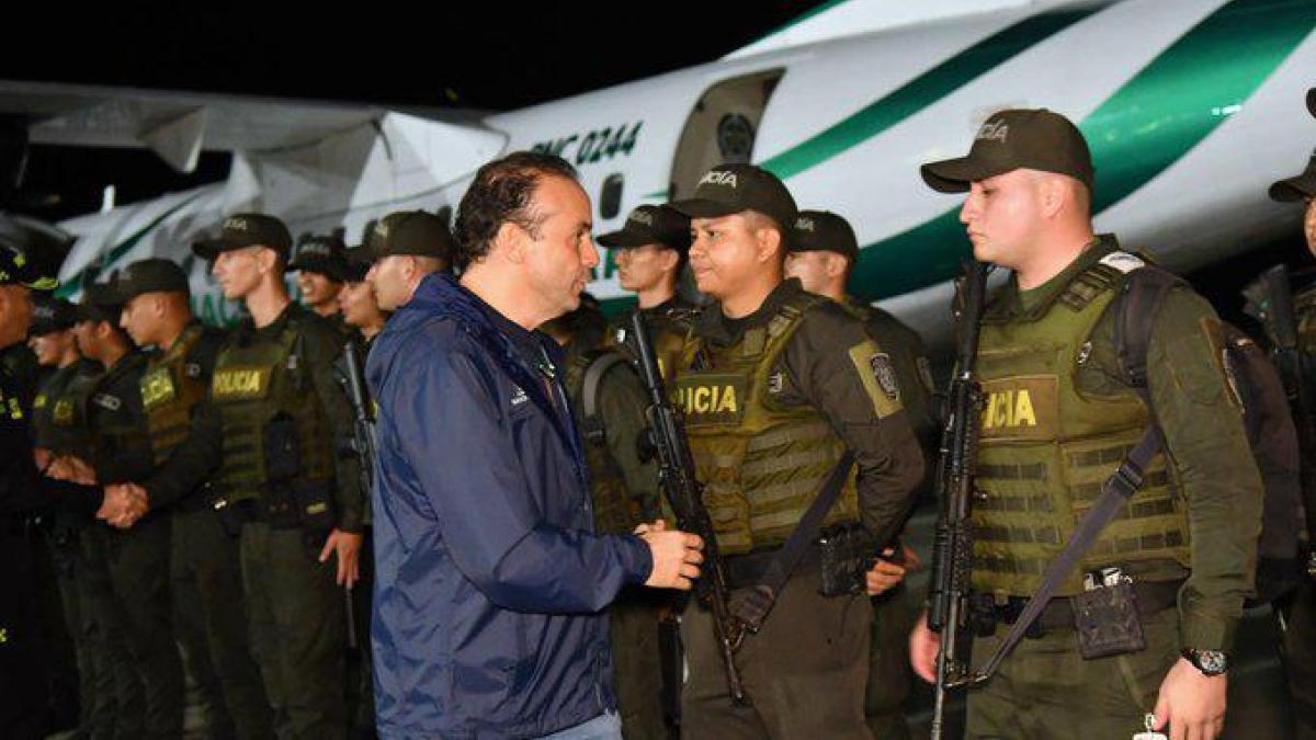 Alejandro Eder, después de recibir 100 policías

 – Ojo critico