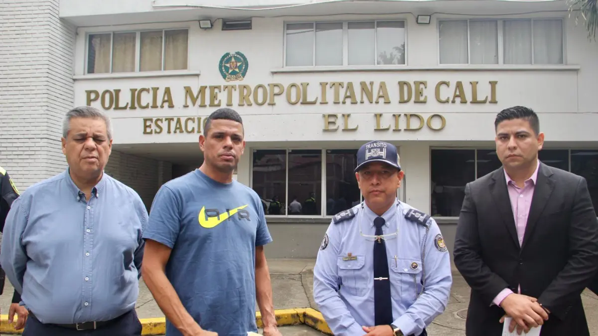 El hombre se disculpó con el agente de tránsito, a quien llegó a la cirugía

 – Ojo critico