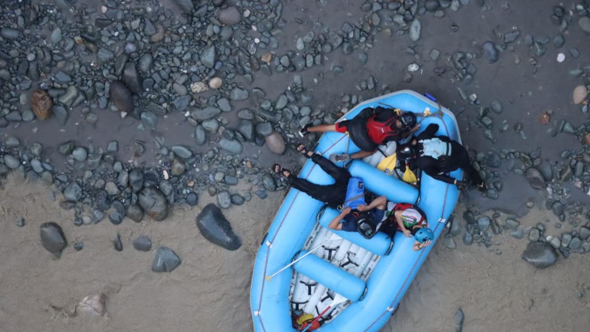 Fue un rescate dramático de dos turistas de 29 que se estrellaron en el río Güjar

 – Ojo critico