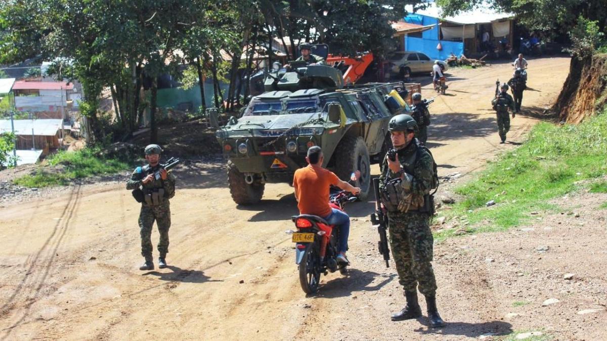 Más de 10,000 personas se limitan a la intimidación de grupos armados ilegales.

 – Ojo critico