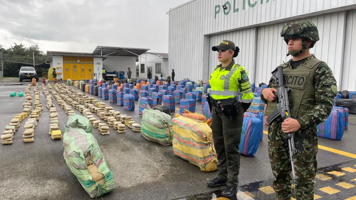 Traktocamion cayó en Tuluá y tenía cuatro toneladas de marihuana escondida en paquetes de papa

 – Ojo critico