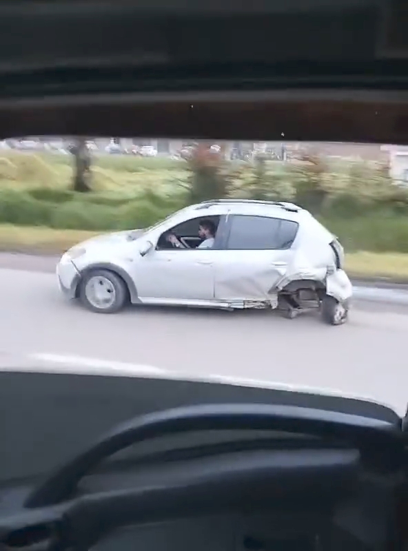 Con el auto estrellado y en la supuesta intoxicación bebí en la carretera

 – Ojo critico