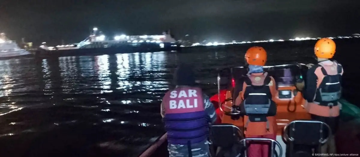 4 muertos y 40 faltan en el hundimiento de un barco en Indonesia

 – Ojo critico