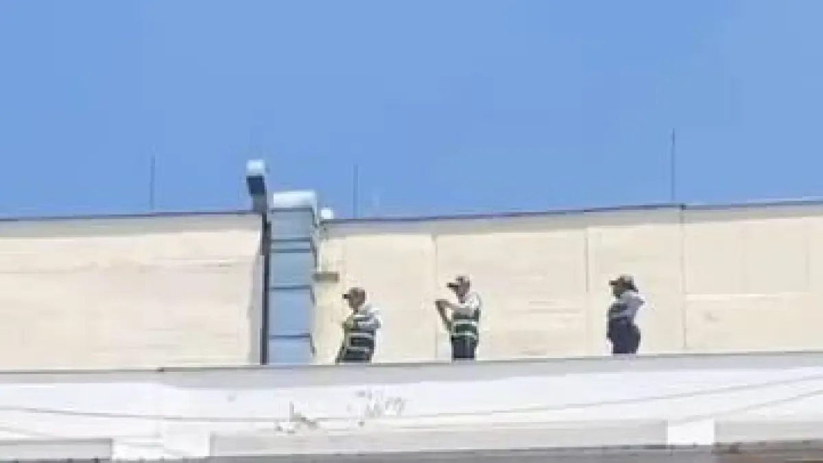 Esta es la razón por la cual los agentes de tráfico estaban en el techo del edificio en todo: la oficina del alcalde respondió

 – Ojo critico