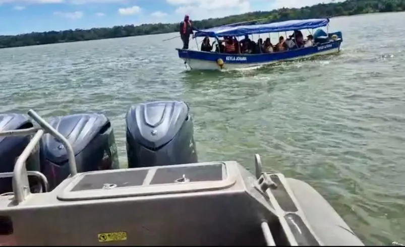 Los hombres armados los interceptaron en el mar y robaron el bote

 – Ojo critico
