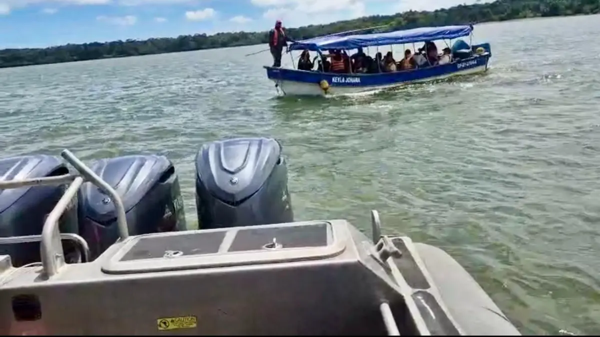 Los hombres armados los interceptaron en el mar y robaron el bote

 – Ojo critico