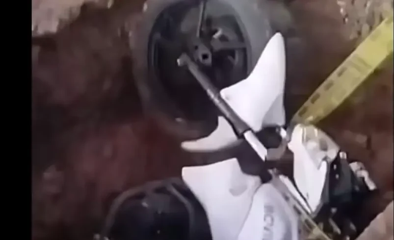 El guardia que estaba en una motocicleta cayó en un gran agujero en la calle, donde organizaron acueducto en Cali

 – Ojo critico