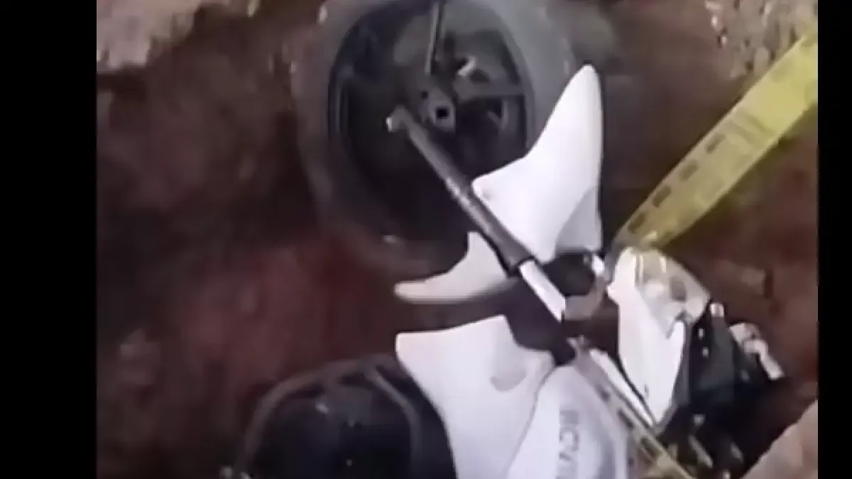 El guardia que estaba en una motocicleta cayó en un gran agujero en la calle, donde organizaron acueducto en Cali

 – Ojo critico