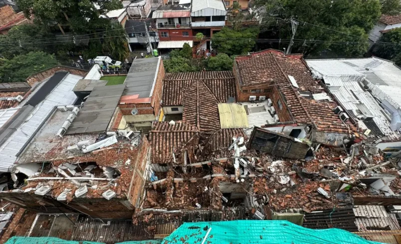 El muro de obras de construcción se derrumbó como resultado de una tormenta fuerte en la ciudad y cayó en varias casas: 10 personas resultaron heridas

 – Ojo critico