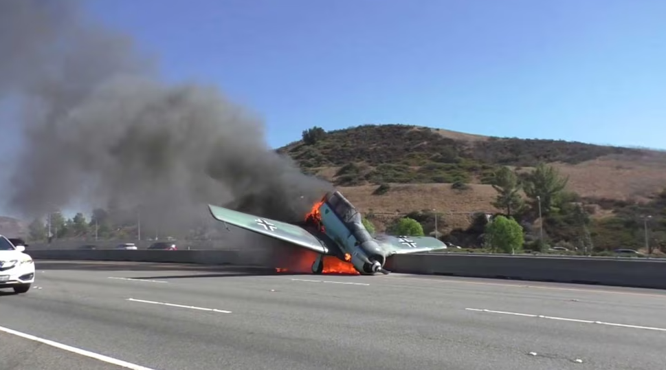 Accidente de vuelo impactante en Italia: el avión se bloquea y explota en la carretera
 – Ojo critico
