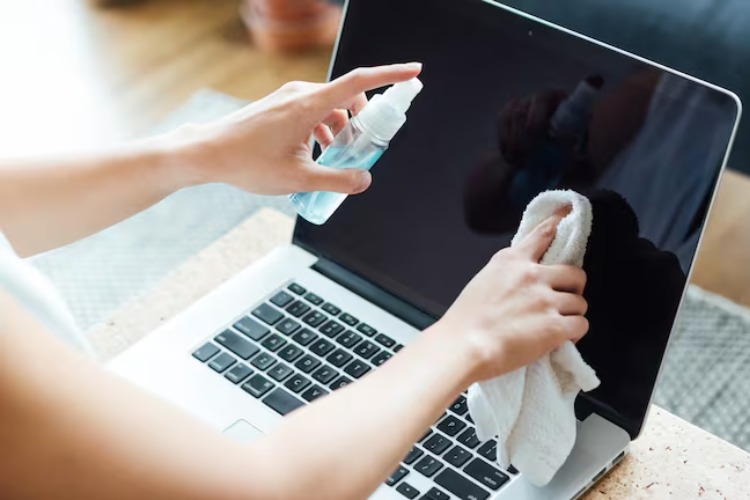 Nunca aplique líquido directamente a la pantalla de la computadora

 – Ojo critico