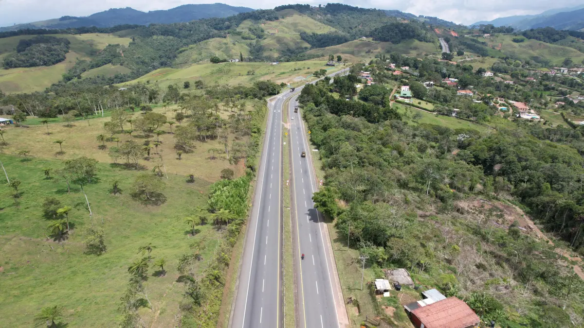 El gobernador Valle del Cauca dio una parte de la paz sobre la seguridad vial entre Buga y Buenaventura, después de intimidar a los conductores de camiones

 – Ojo critico