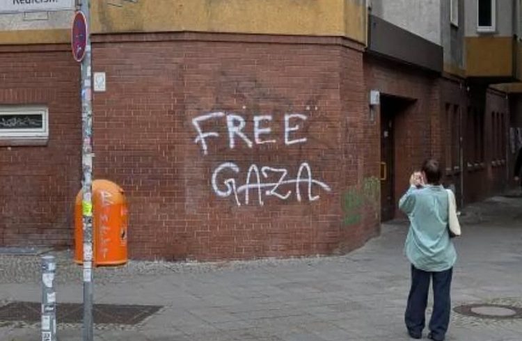 Los ataques aéreos israelíes en Gaza dejan al menos 34 muertos mientras se mudan a una ayuda humanitaria

 – Ojo critico