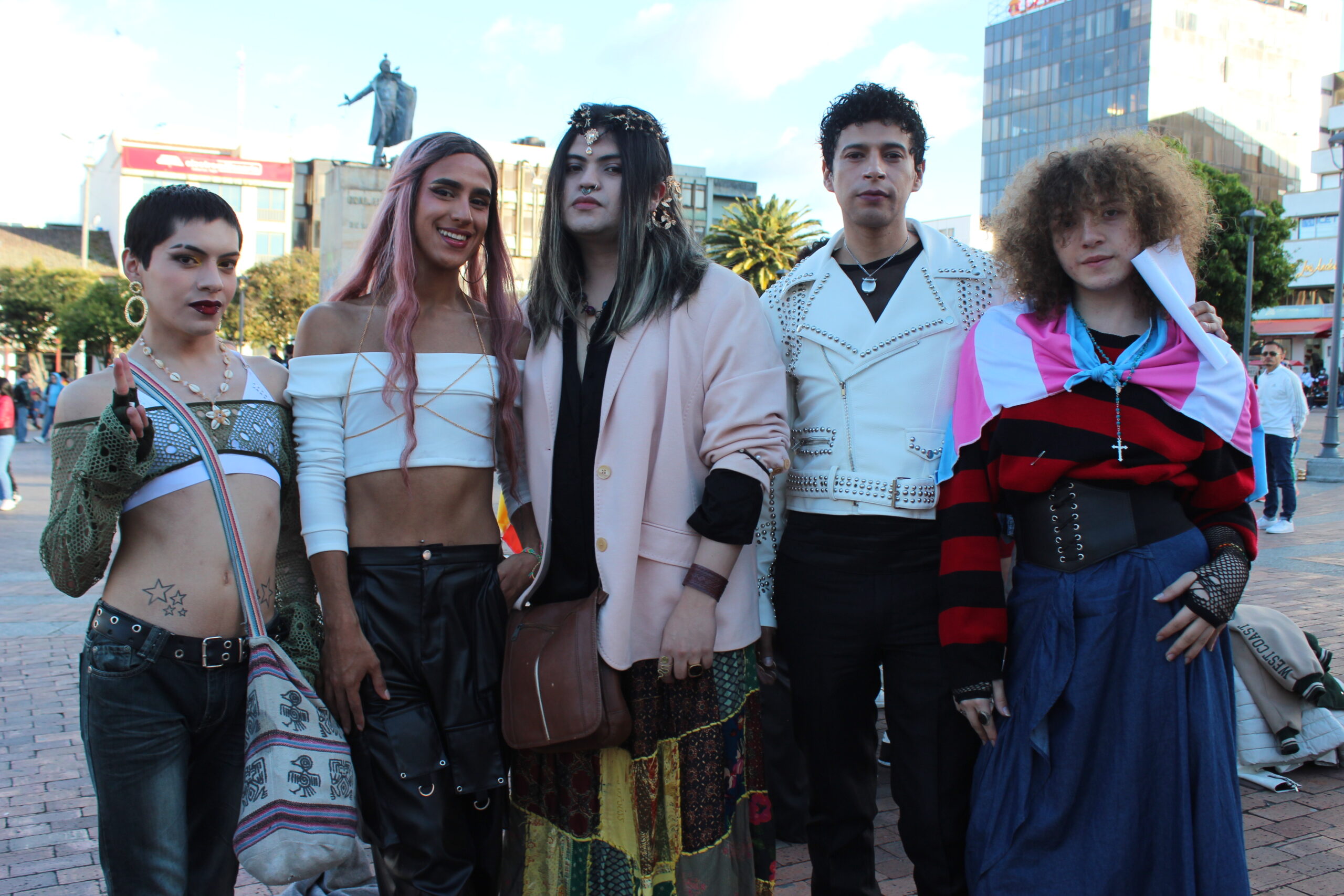 Vestidos de pasto en colores en la Marcha de Lagbtiq+ Pride March

 – Ojo critico