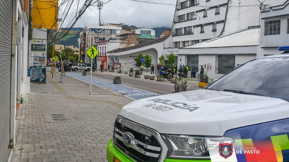 Preguntas, después de una colisión de la patrulla policial con ropa del ejército: sus habitantes huyeron

 – Ojo critico