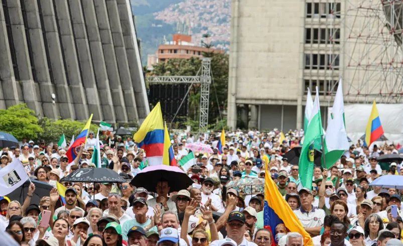 Protesta masiva en el Alpujarr en el rechazo de la Ley del Presidente del Presidente Gustavo Petro en Medellín

 – Ojo critico