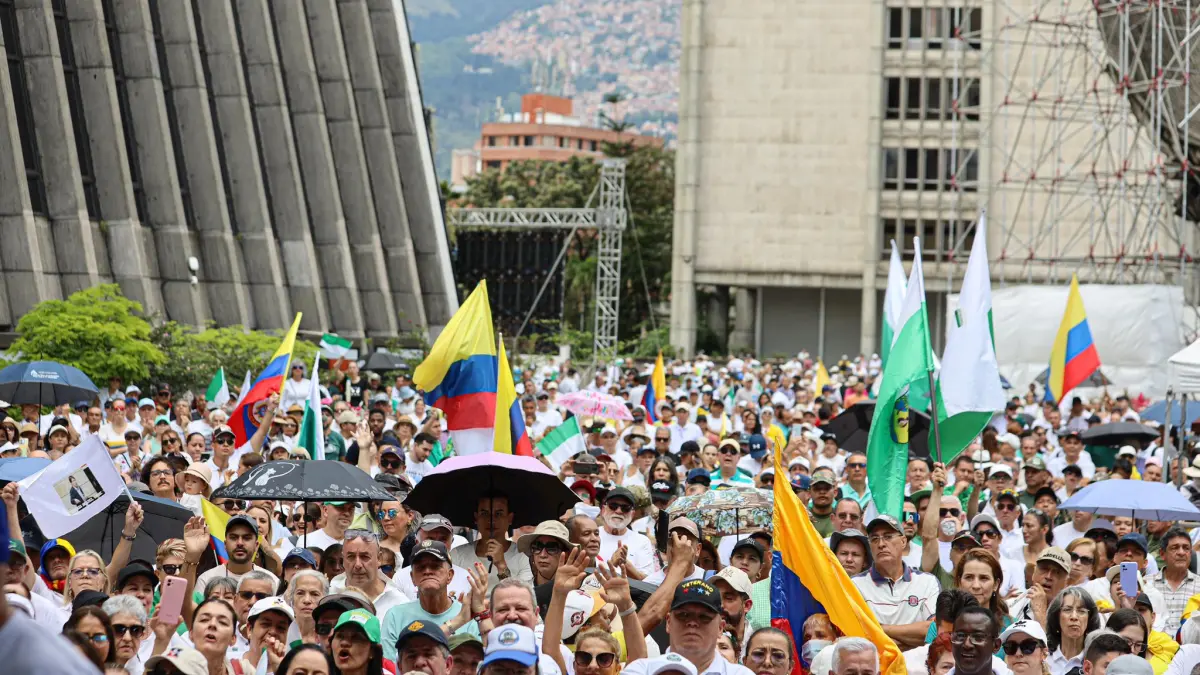 Protesta masiva en el Alpujarr en el rechazo de la Ley del Presidente del Presidente Gustavo Petro en Medellín

 – Ojo critico