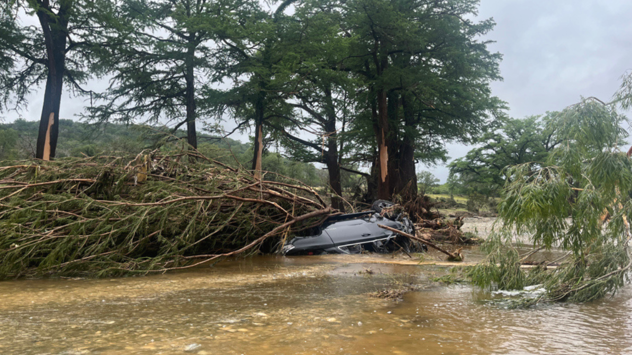 Trump explica la emergencia para las inundaciones en Texas: 41 Falta Sigue

 – Ojo critico