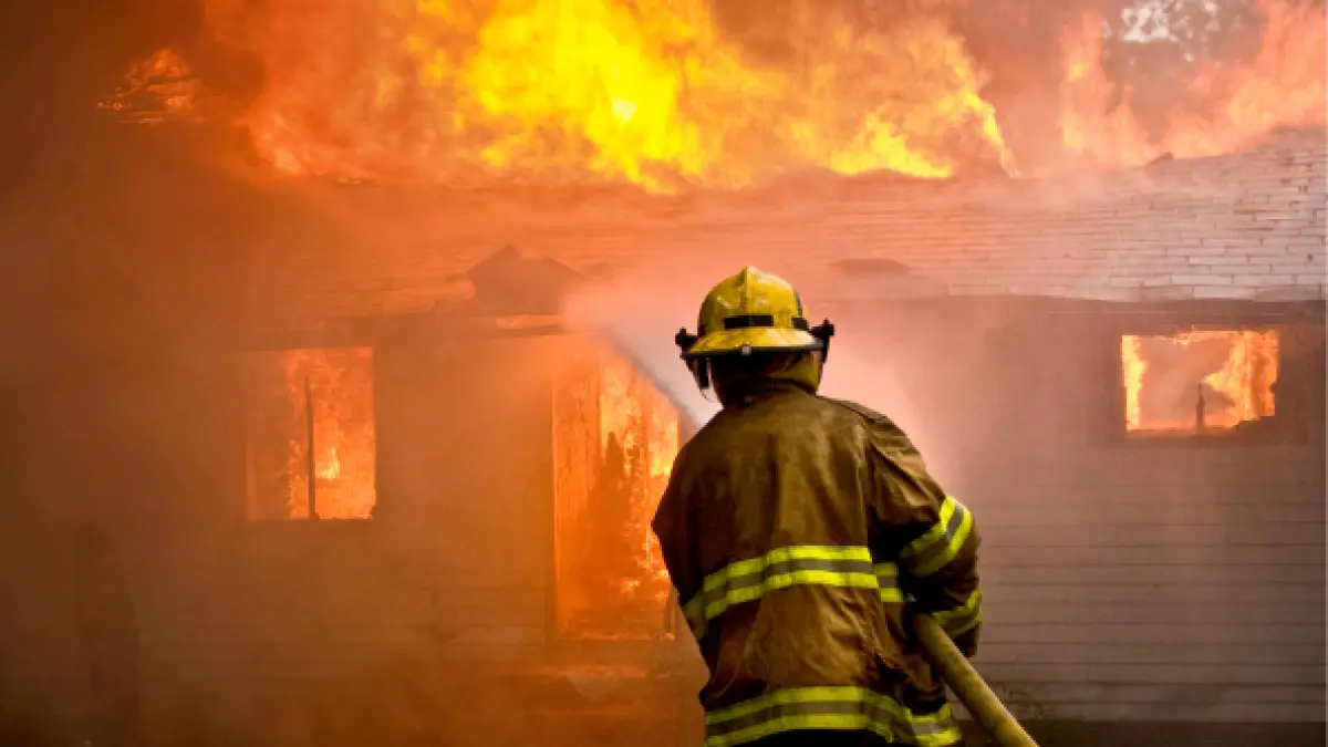 La mujer muere ardiendo, quedándose dormida con una vela en su casa
 – Ojo critico