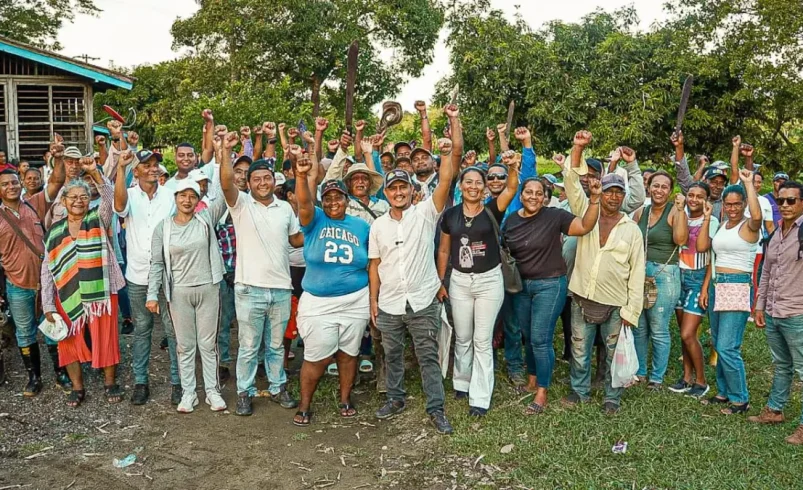 Ant Recupera 2708 hectáreas de tierra en Córdoba, que estaban en posesión de jefes paramilitares y entrega a familias de campesinos y pescadores

 – Ojo critico