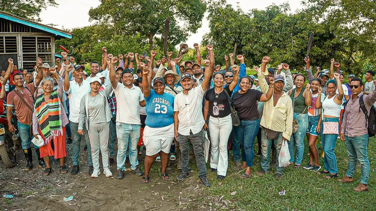 Ant Recupera 2708 hectáreas de tierra en Córdoba, que estaban en posesión de jefes paramilitares y entrega a familias de campesinos y pescadores
 – Ojo critico