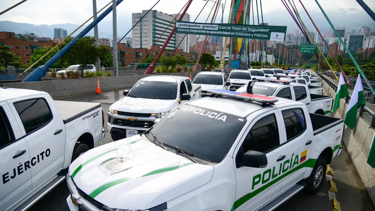 El gobernador de Antioquia entregó 49 camiones para el ejército natal, y la policía compró detrás del «indicador de seguridad»
 – Ojo critico