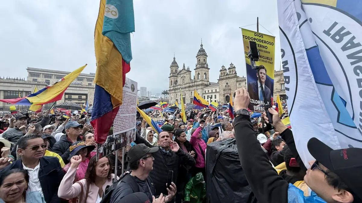 Fotos de marchas a favor del ex presidente Álvaro Uribe en Bogotá, Medellín y otras ciudades de Colombia hoy, 7 de agosto.
 – Ojo critico