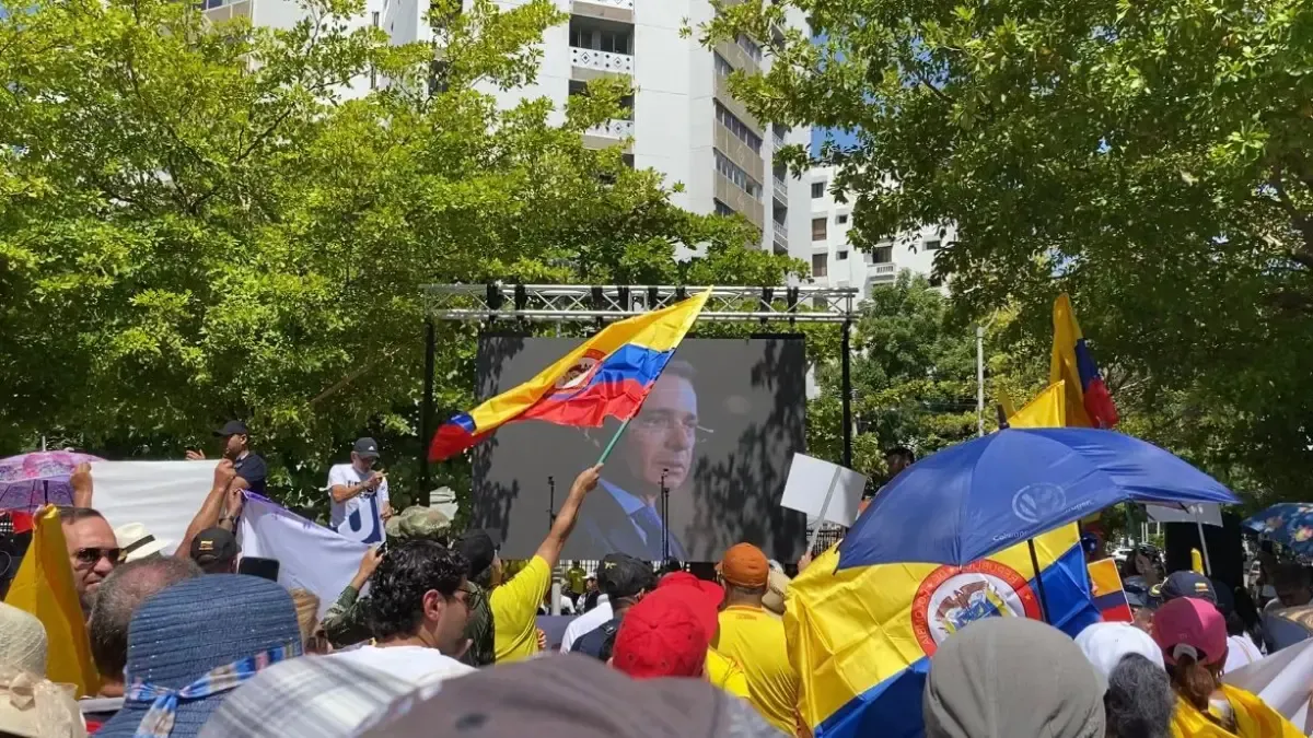 Los ciudadanos se reunieron en Washington en apoyo del ex presidente Álvaro Uribe Vélez
 – Ojo critico