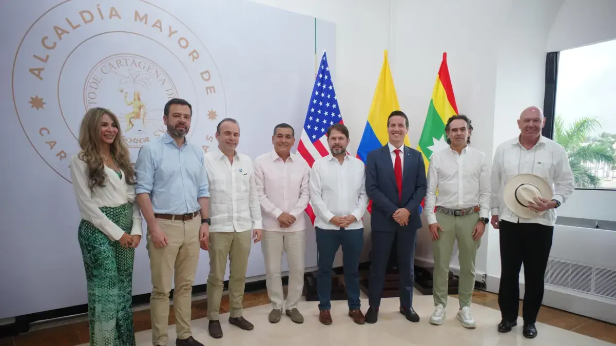 Jhon Macnamara, embajador de los Estados Unidos y dos senadores de esta nación se reunieron con los alcaldes del país en Cartaagen
 – Ojo critico