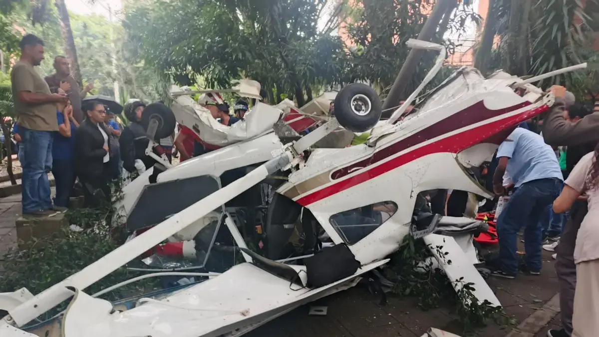El avión se estrelló contra las carreteras públicas desde el vecindario de Laureles, se sabe sobre el caso
 – Ojo critico