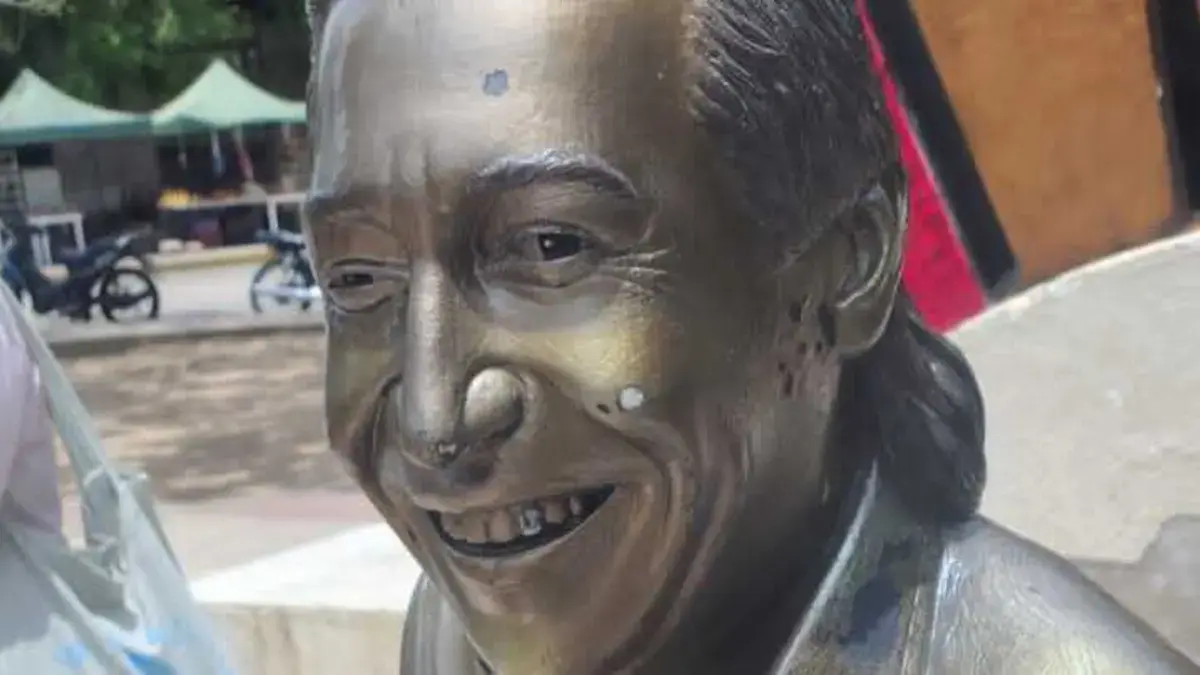 En Valledupar, las esculturas de Diomedes Díaz y otros ídolos de la música de Vallenata se descomponen entre el olvido y el vandalismo
 – Ojo critico