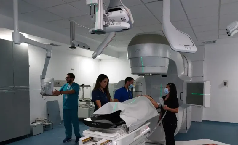 En Bucaramanga, crean un nuevo sistema de radioterapia, que según los expertos será menos sesiones y de manera más eficiente: es tecnología.

 – Ojo critico