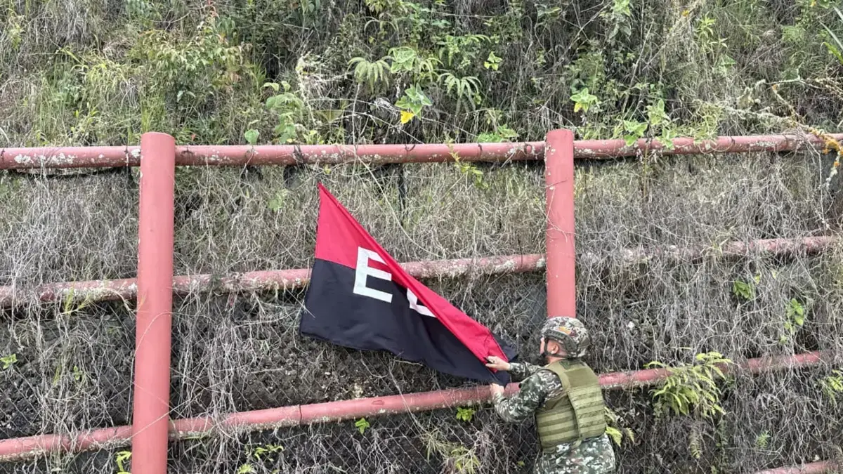 La nueva bandera de Eln aparece en otra área de la comuna, a pesar de una fuerte operación organizada por el ejército
 – Ojo critico