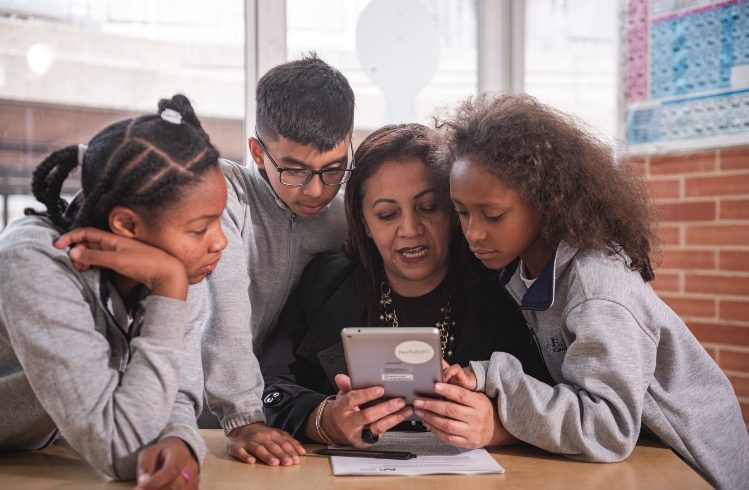 Más de 10,000 maestros ya han sido entrenados en AI: el gran desafío educativo en Colombia

 – Ojo critico